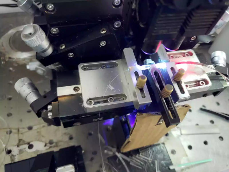 Permanent bonding of PLC chip to fiber array using UV-curing adhesive or laser welding PLC splitter factory on-site photo Permanent bonding of PLC chip to fiber array using UV-curing adhesive or laser welding PLC splitter factory on-site photo